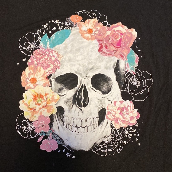 Torrid Black Skull Super Soft Knits T-Shirt in Torrid Size 1. (14/16 or 1X). - Picture 2 of 10